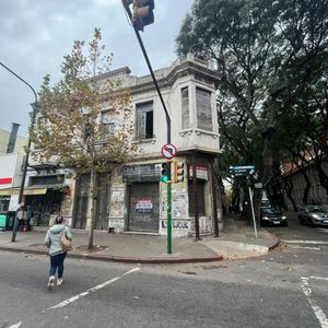 Ideal Proyecto! Gran Esquina Sobre Agraciada!!