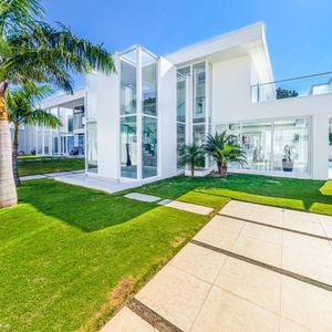 Casa En Venta De Lujo Totalmente Amoblada - Zona  Oeste