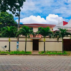 Hermosa Casa En Venta, Sobre Avenida, Entre 3er Y 4º Anillo Del Canal Cotoca