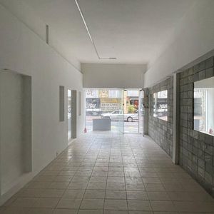 Alquiler | Buen Local Comercial En 2 Plantas Y En El Centro De Montevideo.