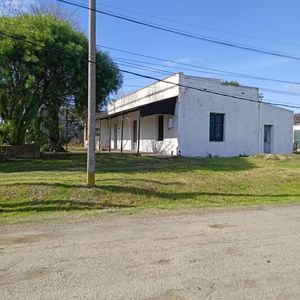  Nueva Helvecia.   Vendo Amplia Casa Con Gran Terreno, En Esquina
