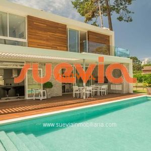 Casa Con Diseño Elegante Y Moderno