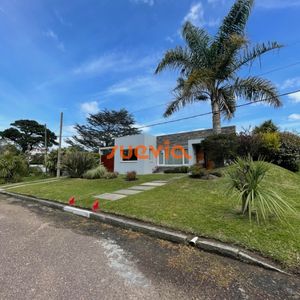 Venta. Playa Mansa. 3 Dormitorios. Excelente Calidad Constructiva.