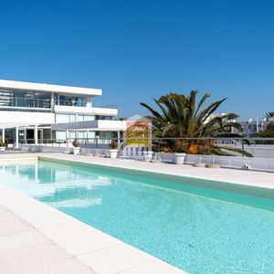 Hermoso Apto Con Todos Los Amenities En Inmejorable Ubicación Con Cochera!!
