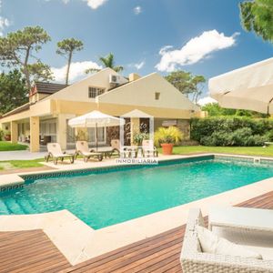 Playa Mansa, 568 M2 Construidos. 5 Dorm Y Dependencia, Pileta Climatizada