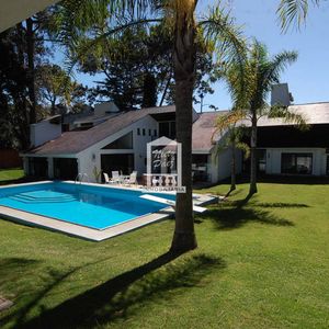 Importante Casa En La Zona Del Country. 500 M2 Construidos. Piscina Climatizada