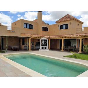 Hermosa Casa Con Espectacular Terreno Y Grandes Espacios!