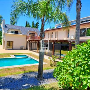 Barrio Privado. Piscina, 6 Dormitorios + 3 Playrooms + 2 Dependencias De Servicio.