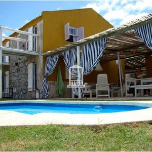 Manantiales, Con Piscina