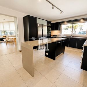 Barrio Privado, Playa Mansa. 5 Suites + Servicio, 2 Piscinas. Losa Radiante.