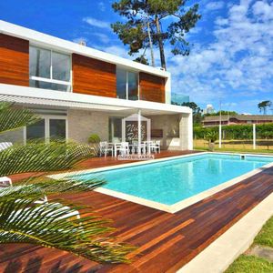 Playa Mansa, Barrio Privado, 4 Suites + Servicio. Piscina Climatizada