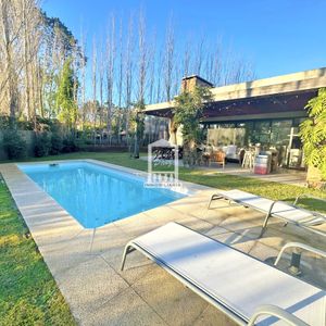 Barrio Privado. 3 Suites, Piscina Climatizada. Losa Radiante.
