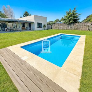 Barrio Privado, Punta Del Este. Casa Con Gran Jardín Y Piscina. 3 Dorm.