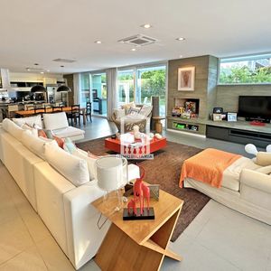 Exclusivo Barrio Privado En Playa Mansa, 5 Suites, Piscina, Aire Acondicionado, Losa Radiante.