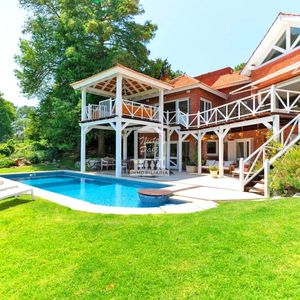Mansión Sobre El Golf, Piscina, Losa Radiante. Pronta Para Entrar.