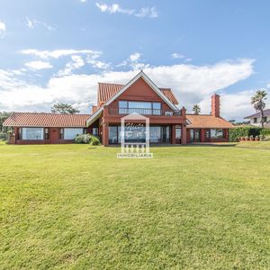 Mansión Frente Al Mar, 720 M2 Construidos. Reciclada
