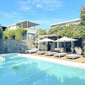 Manantiales, 6 Dorm + Servicio, A 2 Cuadras De Bikini, 600 M2 Construidos.