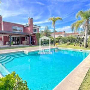 Mansa, 487 M2 Construidos. Losa Radiante. Piscina Climatizada