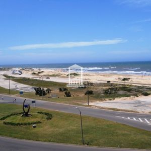 Apartamento En Torre Imperiale De 3 Dormitorios , Punta Del Este , Playa Brava