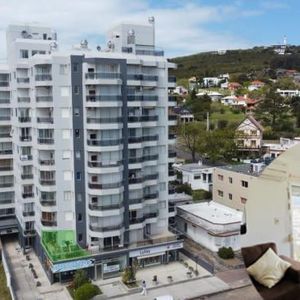 Apartamento En Piriápolis (piriápolis Centro) Ref. 6895
