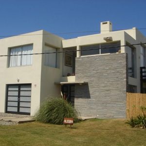 Venta De Casa En El Chorro: 3 Dorm, Piscina, Mb Ubicacion