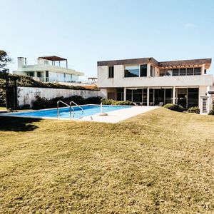 Venta De Casa En Manantiales R10 Al Sur 4 Dorm C/piscina