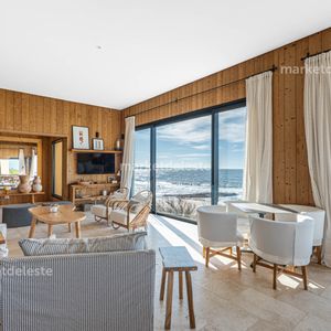 Jose Ignacio Casa Sobe El Mar En El Pueblo