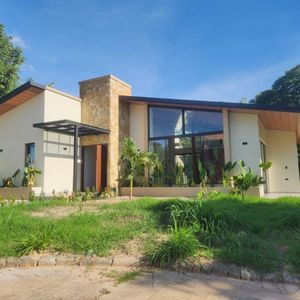 Casa Moderna De 3 Dormitorios Un Planta – Urubo | Condominio Florida