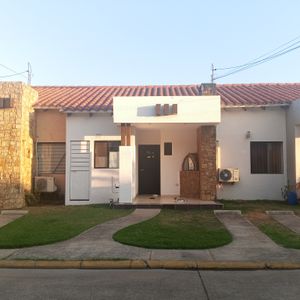 Alquiler Amoblado Casa 2 Dormitorios En Condominio Versalles