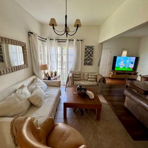 Casa En Venta De 3 Dormitorios  Y Esc C/ Cochera En Malvin