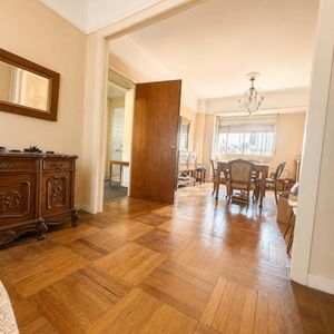 Apartamento En Venta 2 Dorm Y Serv. C/ Garaje En Ciudad Vieja