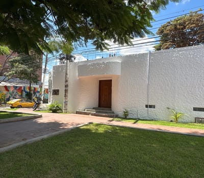 En Esquina Amplia Casa En Venta –zona Equipetrol