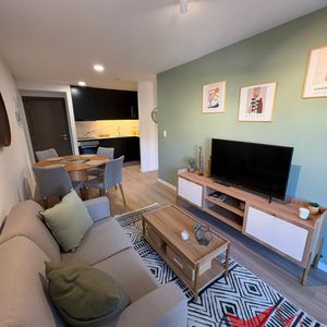 Venta De Apartamento De 2 Dormitorios, En Piso Alto, Orientado Al Frente, Con Terraza.