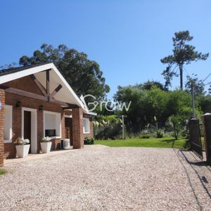 Hermosa Casa En Barrio Residencial De Punta Del Este A Pasos De Todo!