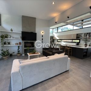 Venta De Moderna Casa Ubicada En Inmejorable Lote De 725 Mts Totalmente Cercado