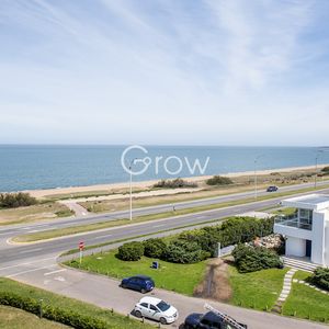 Vende Departamento De 2 Dormitorios En Playa Mansa, Punta Del Este