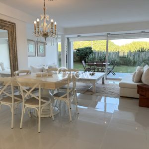 Departamento En Manantiales De 2 Dormitorios En Suite En Venta