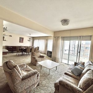 Apartamento En Venta En Pocitos Con Dos Garajes