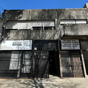 Venta 2 Locales  2 Apartamentos 1 Deposito 1 Garage  En  Cordon Minas 1821 Con 4 Baños