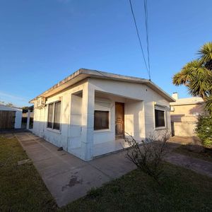 Venta | Casa En Rocha Con Jardín Y Parrillero