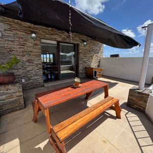 Se Vende Amplia Casa De 2 Dormitorios Con Terraza Privada En La Teja.