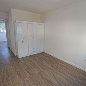 Se Alquila Apartamento 2 Dormitorios Con Garage Doble, En Tres Cruces A Pasos Del Shopping.