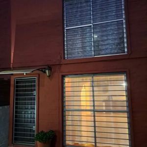 Alquiler ! Casa Con 2 Dormitorios, Con Chimenea Y Parrillero En Lomas De Solymar
