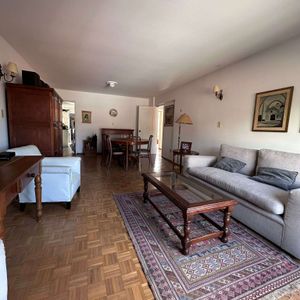 Apartamento Amoblado En Alquiler De Tres Dormitorios Y Garaje En Pocitos