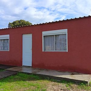 Alquiler | Casa En Las Toscas. 1 Dormitorio. 1 Baño. Jardín Al Frente.