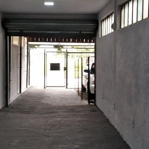 Alquiler //amplio Local Comercial De 120 M² En Avenida Islas Canarias, Montevideo