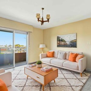 Venta De Apartamento De 2 Dormitorios + Estar O 3 Dorm. En Malvín. Av. Italia