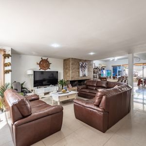 Venta De Casa De 4 Dormitorios Con Piscina En El Pinar Sur A 400m De La Rambla.