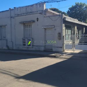 Julian Laguna Esq. Ladines. 2 Casas Con 970 Metros De Terreno