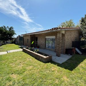 Oficina Sosa - Gauchos Esquina Raffo Chalet De Buena Construcción Con Gran Terreno Y Frente De 24mts Próximo A Castro